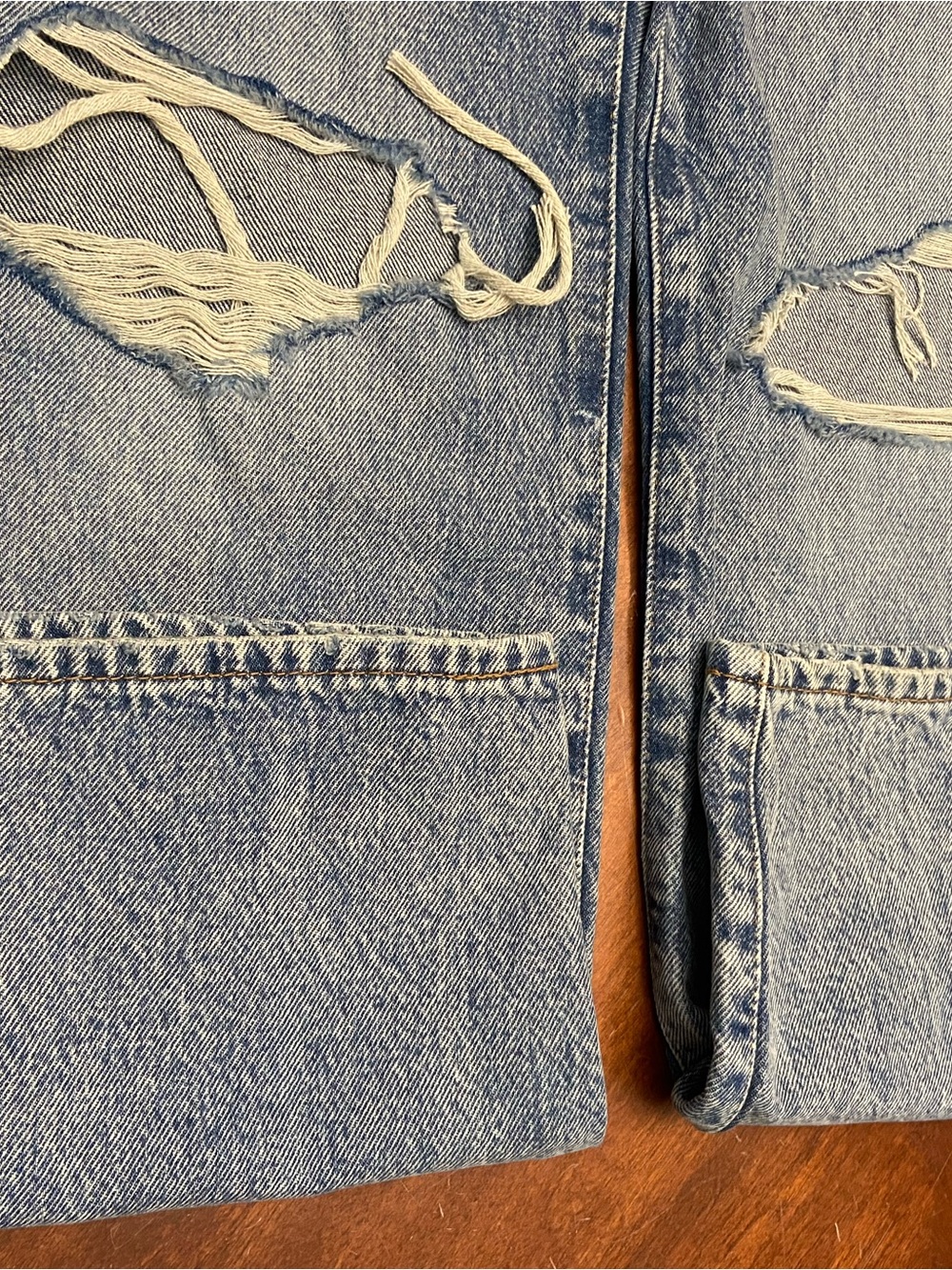 Levi's '94 ripped baggy jeans in a light blue denim wash. Size 29 - Picture 12 of 14